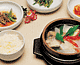 흰쌀밥과 뚝배기 그릇에 생선이 담겨져있는 대구탕 한상차림