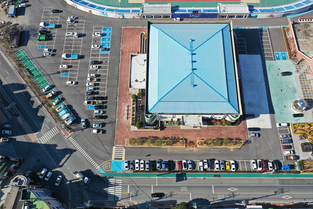 파란지붕의 농어민문화체육센터 전체가 내려다 보이는 전경