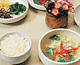 다양한 반찬과 그리고 흰쌀밥 한공기 그리고 맑은 국이 차려져있는 백반 한상차림