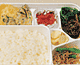 흰쌀밥과 다양한 반찬들이 고루담겨져있는 도시락
